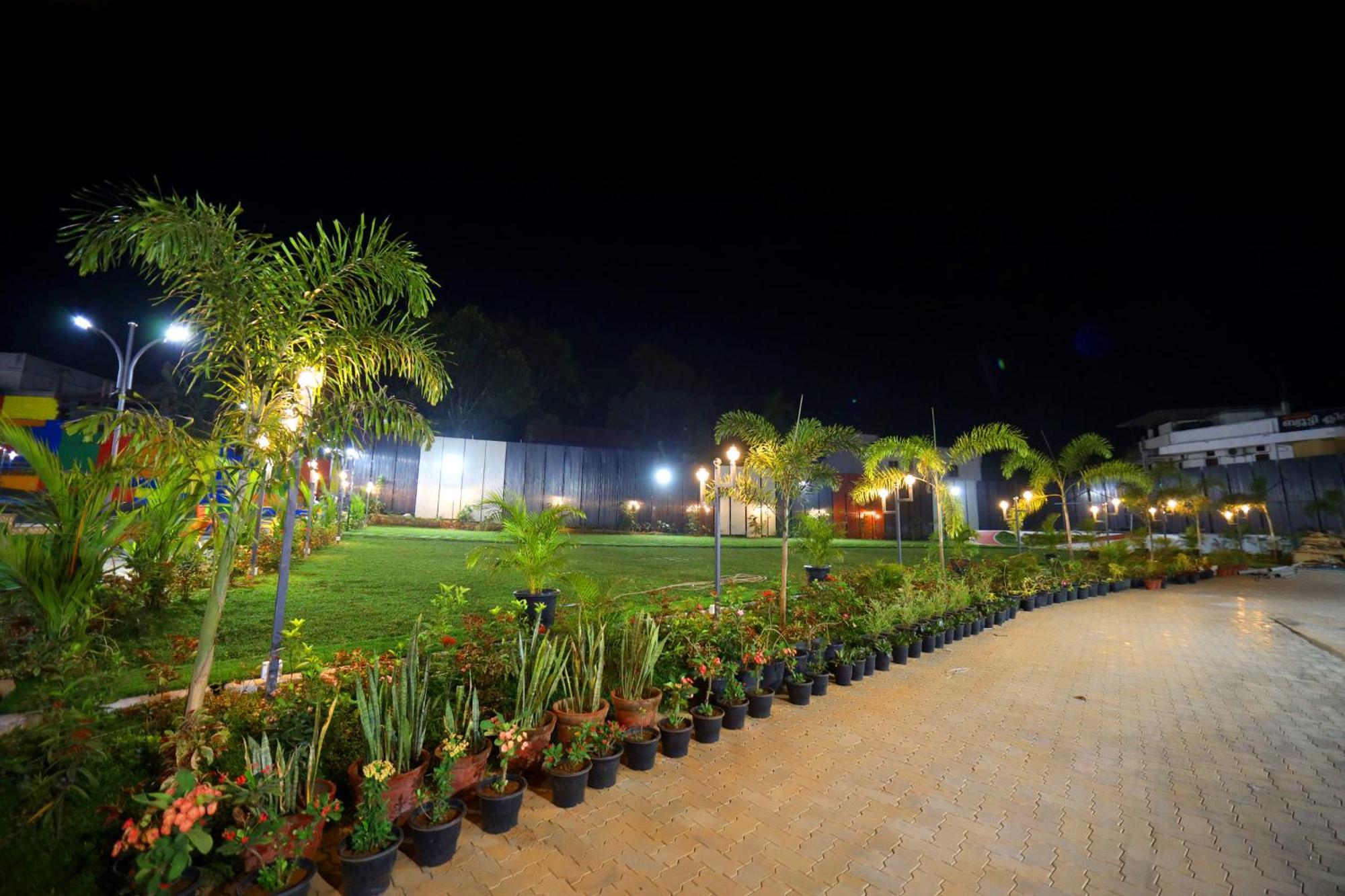 Temple View Residency Hotel Chottanikara Exterior photo